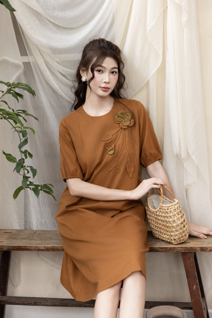 Swanlake | Váy Đầm Phom Suông Dài Qua Gối Linen Đính Hoa 3D - D12426LW01