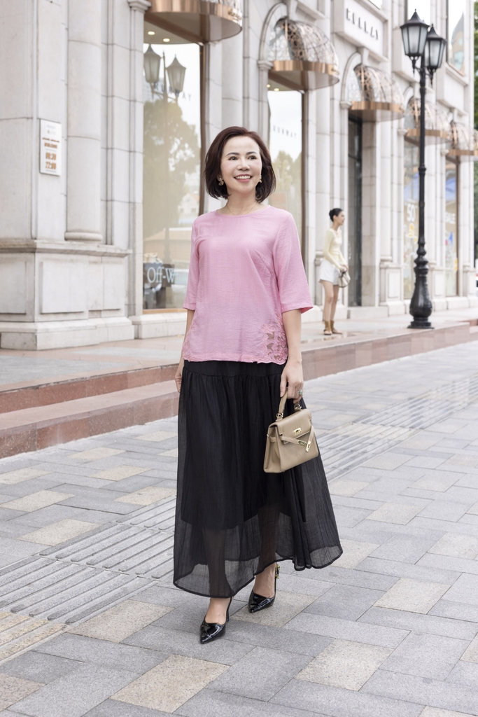 M COLLECTION | Áo Kiểu Nữ Trung Niên Tặng Mẹ Lụa Hàn Thêu Hoa Ren Lưới Cổ Tròn Tay Lỡ Xẻ Tà A12539LW01