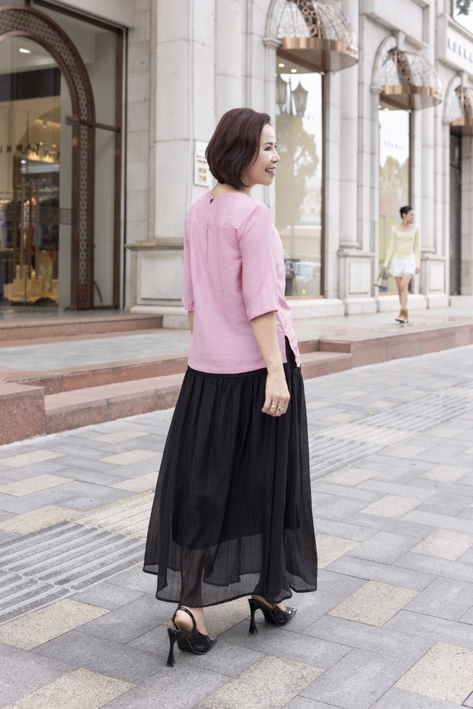 M COLLECTION | Áo Kiểu Nữ Trung Niên Tặng Mẹ Lụa Hàn Thêu Hoa Ren Lưới Cổ Tròn Tay Lỡ Xẻ Tà A12539LW01