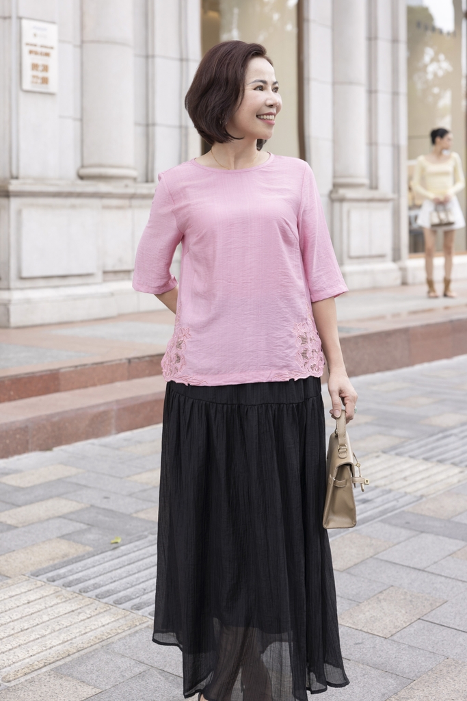 M COLLECTION | Áo Kiểu Nữ Trung Niên Tặng Mẹ Lụa Hàn Thêu Hoa Ren Lưới Cổ Tròn Tay Lỡ Xẻ Tà A12539LW01