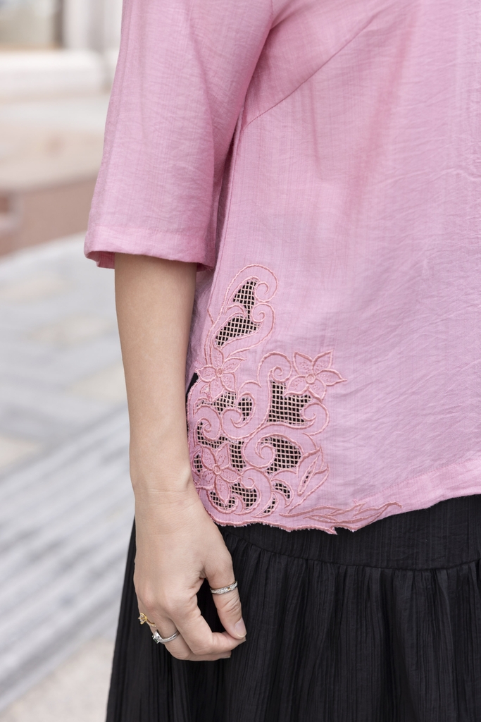 M COLLECTION | Áo Kiểu Nữ Trung Niên Tặng Mẹ Lụa Hàn Thêu Hoa Ren Lưới Cổ Tròn Tay Lỡ Xẻ Tà A12539LW01