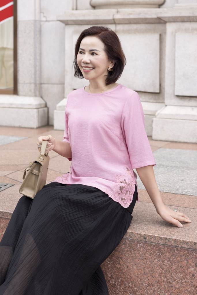 M COLLECTION | Áo Kiểu Nữ Trung Niên Tặng Mẹ Lụa Hàn Thêu Hoa Ren Lưới Cổ Tròn Tay Lỡ Xẻ Tà A12539LW01