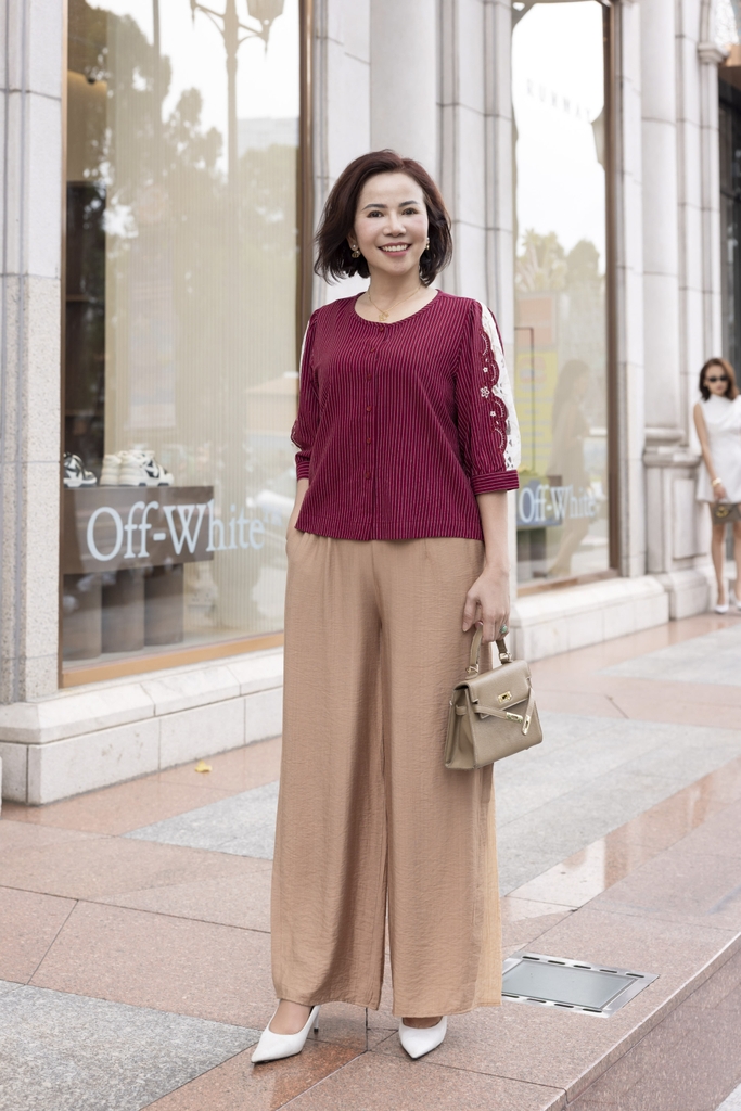 M COLLECTION | Áo Kiểu Nữ Trung Niên Tặng Mẹ, Bà Cài Nút Cotton Sọc Thêu Hoa Ren Tay Lỡ Nẹp A12674LW01