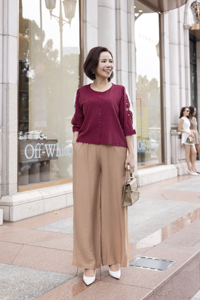 M COLLECTION | Áo Kiểu Nữ Trung Niên Tặng Mẹ, Bà Cài Nút Cotton Sọc Thêu Hoa Ren Tay Lỡ Nẹp A12674LW01