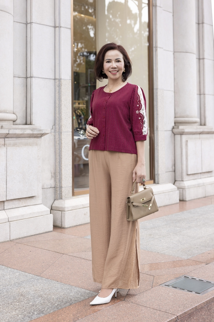 M COLLECTION | Áo Kiểu Nữ Trung Niên Tặng Mẹ, Bà Cài Nút Cotton Sọc Thêu Hoa Ren Tay Lỡ Nẹp A12674LW01