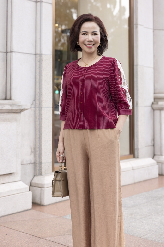 M COLLECTION | Áo Kiểu Nữ Trung Niên Tặng Mẹ, Bà Cài Nút Cotton Sọc Thêu Hoa Ren Tay Lỡ Nẹp A12674LW01