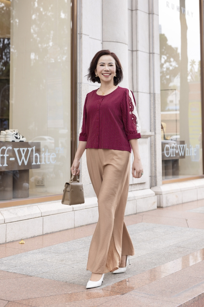 M COLLECTION | Áo Kiểu Nữ Trung Niên Tặng Mẹ, Bà Cài Nút Cotton Sọc Thêu Hoa Ren Tay Lỡ Nẹp A12674LW01