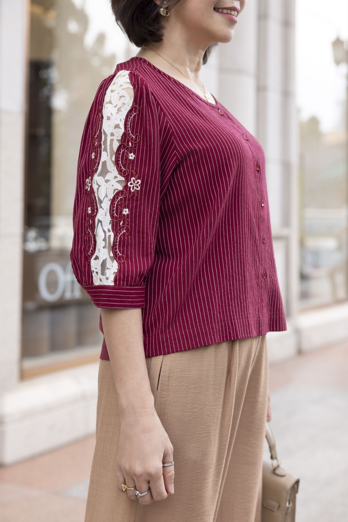 M COLLECTION | Áo Kiểu Nữ Trung Niên Tặng Mẹ, Bà Cài Nút Cotton Sọc Thêu Hoa Ren Tay Lỡ Nẹp A12674LW01
