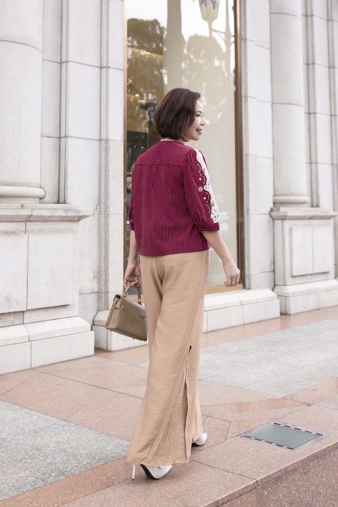 M COLLECTION | Áo Kiểu Nữ Trung Niên Tặng Mẹ, Bà Cài Nút Cotton Sọc Thêu Hoa Ren Tay Lỡ Nẹp A12674LW01