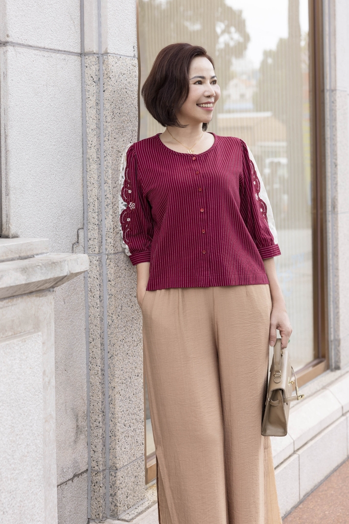 M COLLECTION | Áo Kiểu Nữ Trung Niên Tặng Mẹ, Bà Cài Nút Cotton Sọc Thêu Hoa Ren Tay Lỡ Nẹp A12674LW01