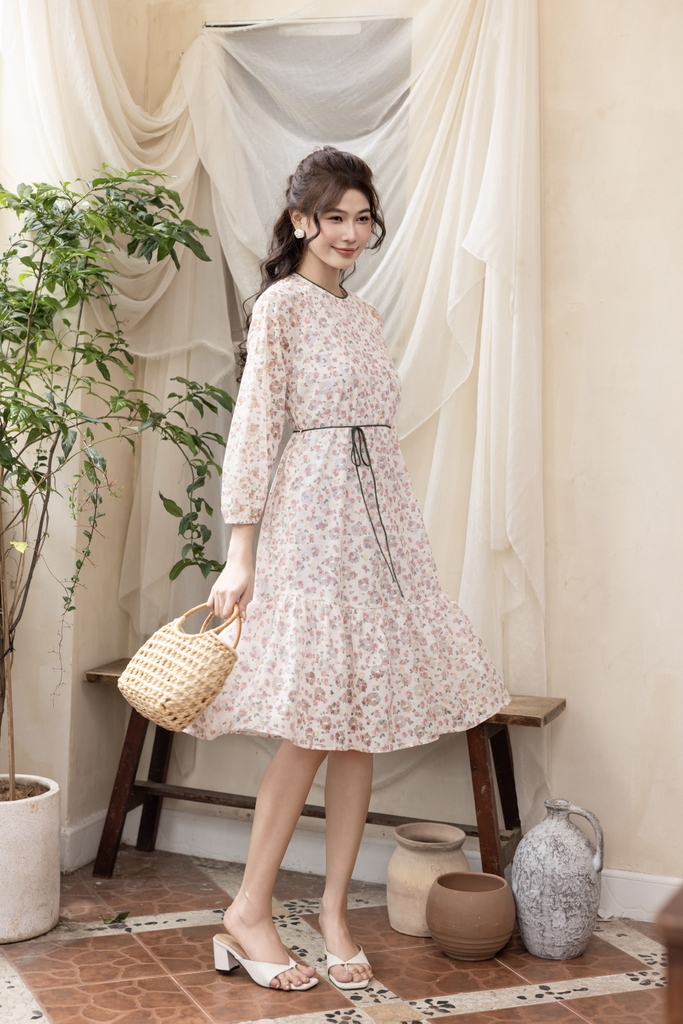 Swanlake | Váy Đầm Phom A Cổ Tròn Tay Dài Chất liệu Ren In Hoạ Tiết Hoa Nhí Lót Thun Kèm Dây Thắt Eo - D12370LW01