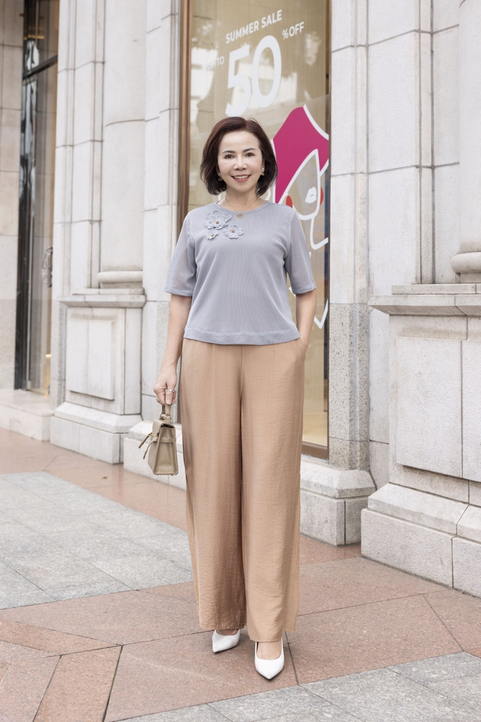 M COLLECTION | Áo Kiểu Nữ Trung Niên Tặng Mẹ Vải Thun Phối Lưới Đính Hoa 3D Cổ Tròn Tay Ngắn A12001LW01