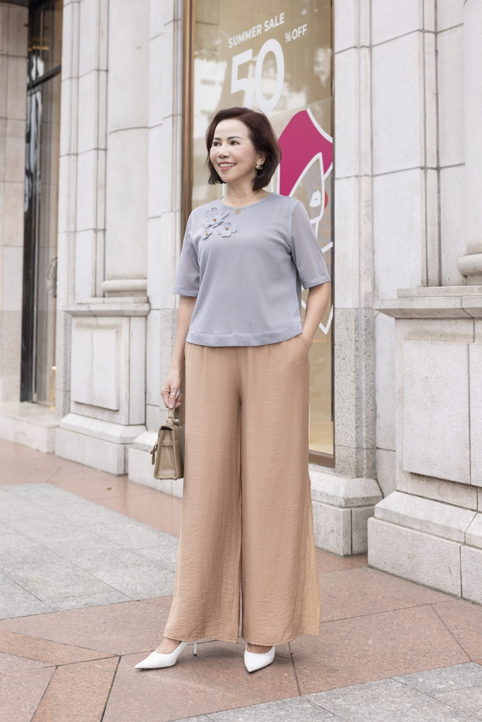 M COLLECTION | Áo Kiểu Nữ Trung Niên Tặng Mẹ Vải Thun Phối Lưới Đính Hoa 3D Cổ Tròn Tay Ngắn A12001LW01