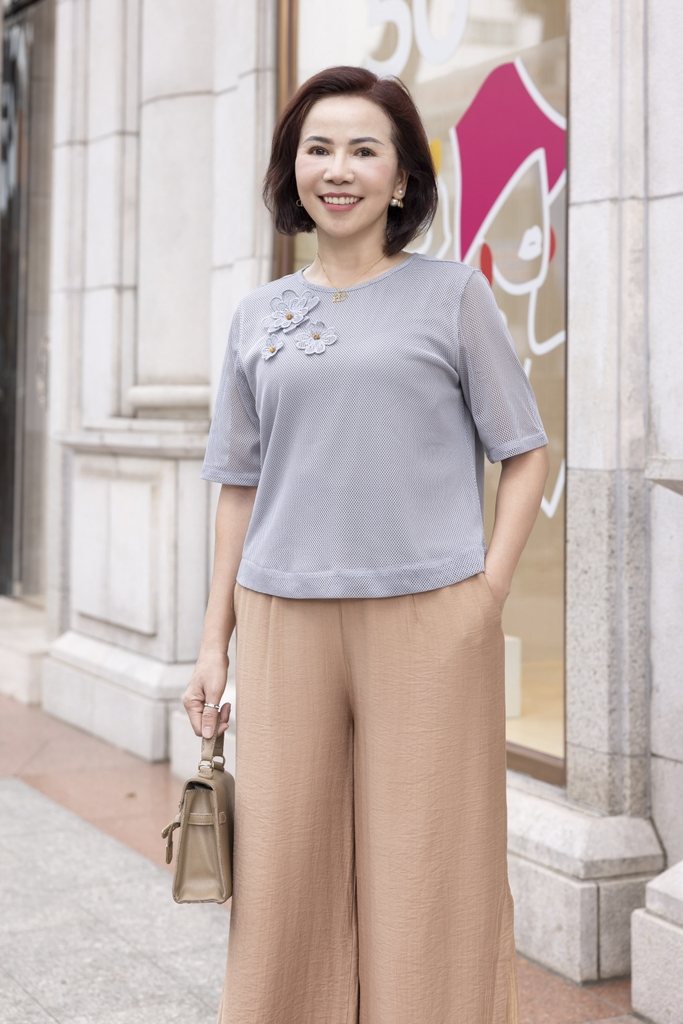 M COLLECTION | Áo Kiểu Nữ Trung Niên Tặng Mẹ Vải Thun Phối Lưới Đính Hoa 3D Cổ Tròn Tay Ngắn A12001LW01