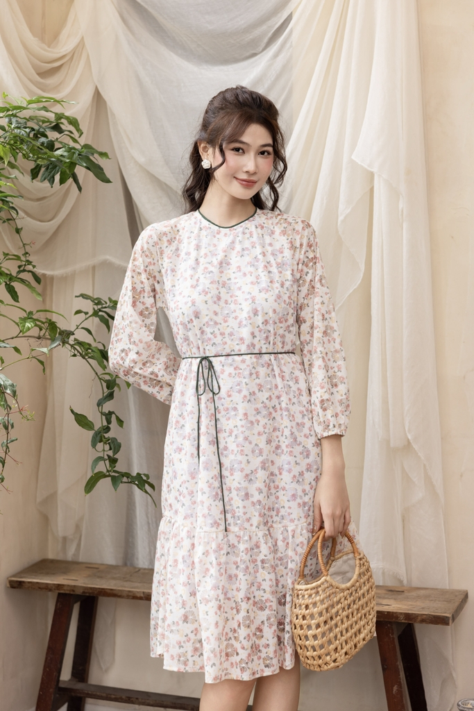 Swanlake | Váy Đầm Phom A Cổ Tròn Tay Dài Chất liệu Ren In Hoạ Tiết Hoa Nhí Lót Thun Kèm Dây Thắt Eo - D12370LW01
