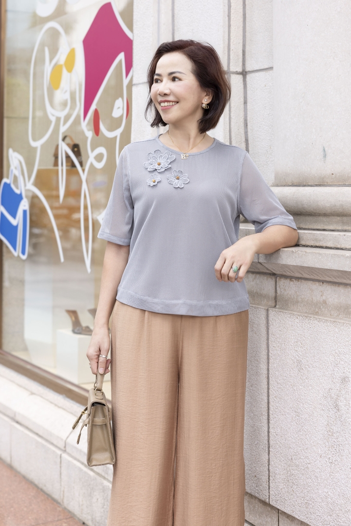 M COLLECTION | Áo Kiểu Nữ Trung Niên Tặng Mẹ Vải Thun Phối Lưới Đính Hoa 3D Cổ Tròn Tay Ngắn A12001LW01