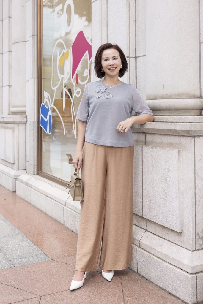 M COLLECTION | Áo Kiểu Nữ Trung Niên Tặng Mẹ Vải Thun Phối Lưới Đính Hoa 3D Cổ Tròn Tay Ngắn A12001LW01