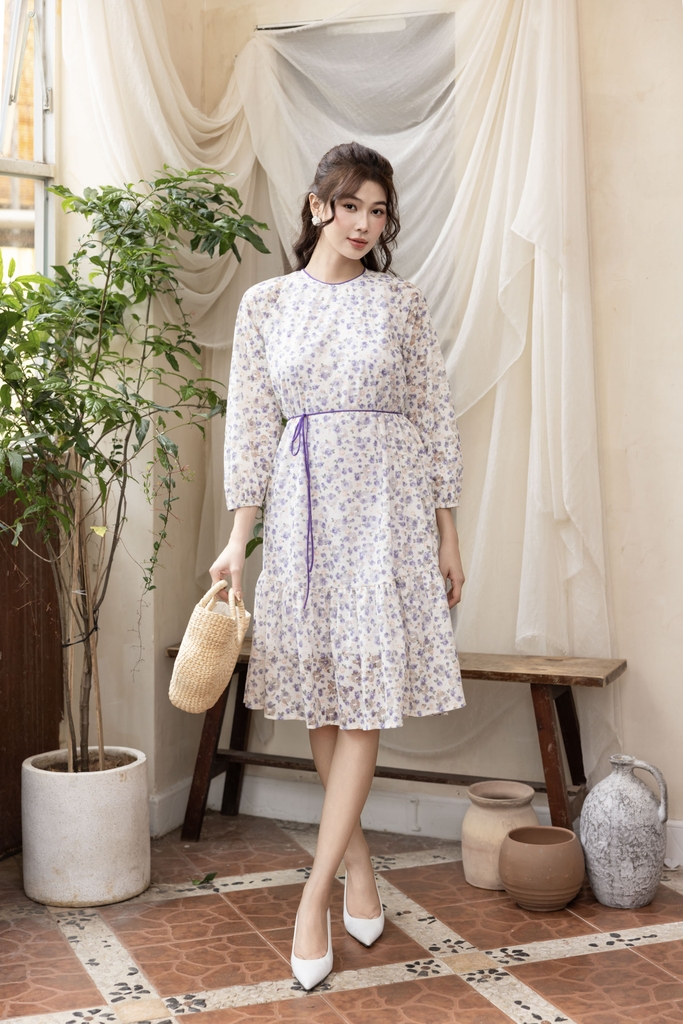 Swanlake | Váy Đầm Phom A Cổ Tròn Tay Dài Chất liệu Ren In Hoạ Tiết Hoa Nhí Lót Thun Kèm Dây Thắt Eo - D12370LW01