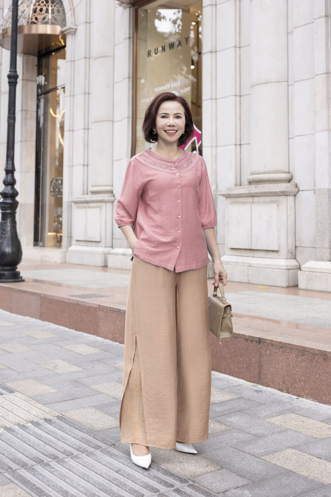 M COLLECTION | Áo Kiểu Nữ Trung Niên Tặng Mẹ Lụa Hàn Thêu Hoa Ren Cài Nút Tay Bo Chun Bí Lỡ A12701LW01