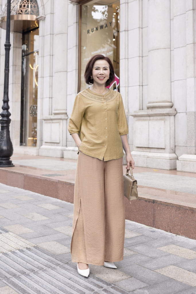 M COLLECTION | Áo Kiểu Nữ Trung Niên Tặng Mẹ Lụa Hàn Thêu Hoa Ren Cài Nút Tay Bo Chun Bí Lỡ A12701LW01