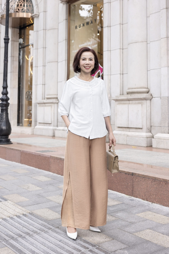 M COLLECTION | Áo Kiểu Nữ Trung Niên Tặng Mẹ Lụa Hàn Thêu Hoa Ren Cài Nút Tay Bo Chun Bí Lỡ A12701LW01