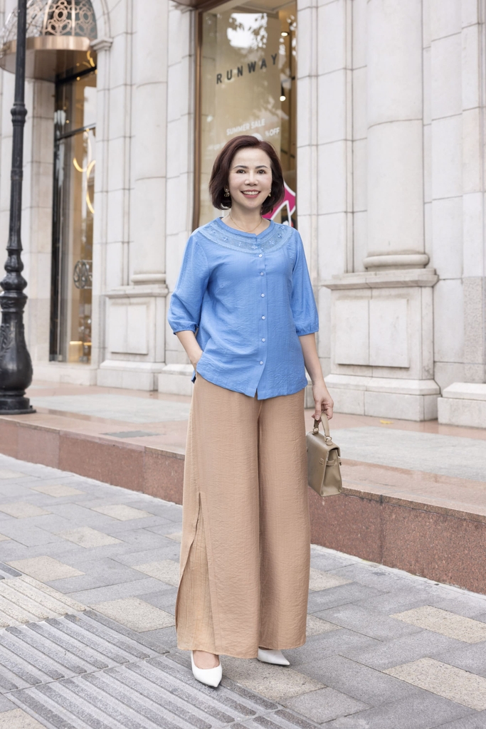 M COLLECTION | Áo Kiểu Nữ Trung Niên Tặng Mẹ Lụa Hàn Thêu Hoa Ren Cài Nút Tay Bo Chun Bí Lỡ A12701LW01