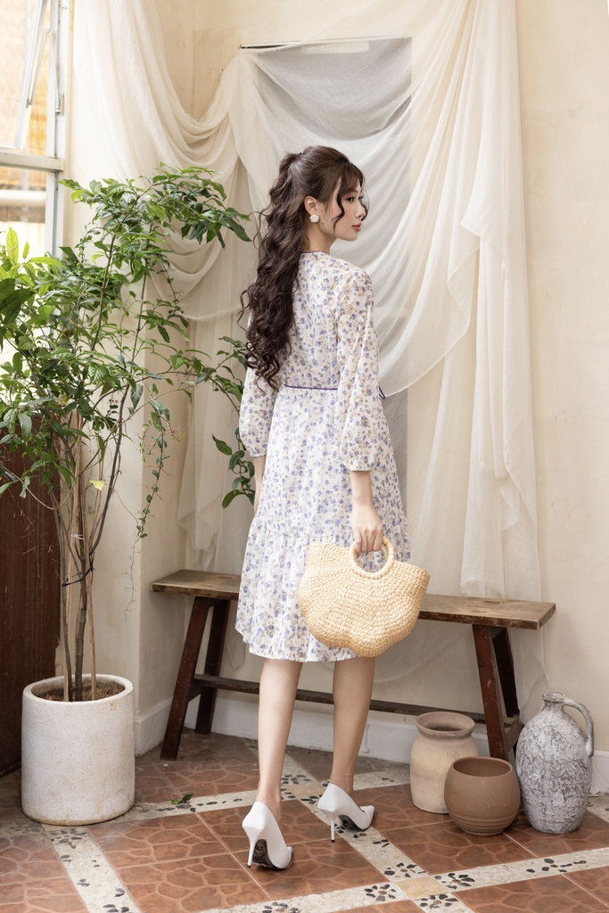 Swanlake | Váy Đầm Phom A Cổ Tròn Tay Dài Chất liệu Ren In Hoạ Tiết Hoa Nhí Lót Thun Kèm Dây Thắt Eo - D12370LW01