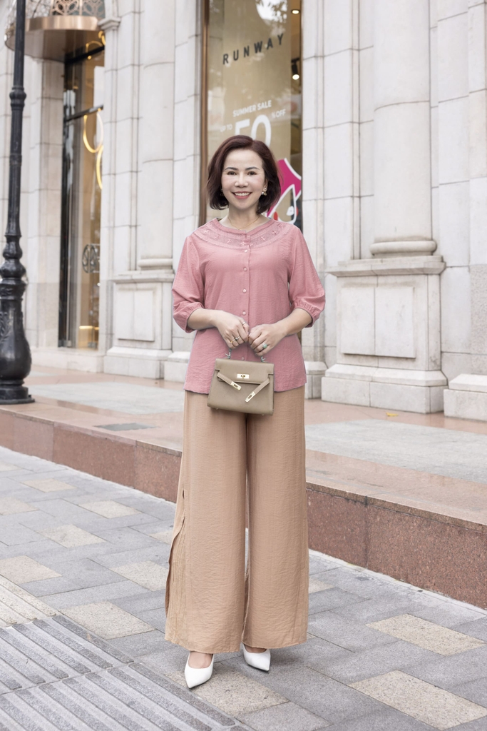 M COLLECTION | Áo Kiểu Nữ Trung Niên Tặng Mẹ Lụa Hàn Thêu Hoa Ren Cài Nút Tay Bo Chun Bí Lỡ A12701LW01