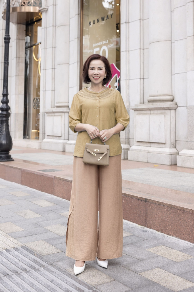 M COLLECTION | Áo Kiểu Nữ Trung Niên Tặng Mẹ Lụa Hàn Thêu Hoa Ren Cài Nút Tay Bo Chun Bí Lỡ A12701LW01