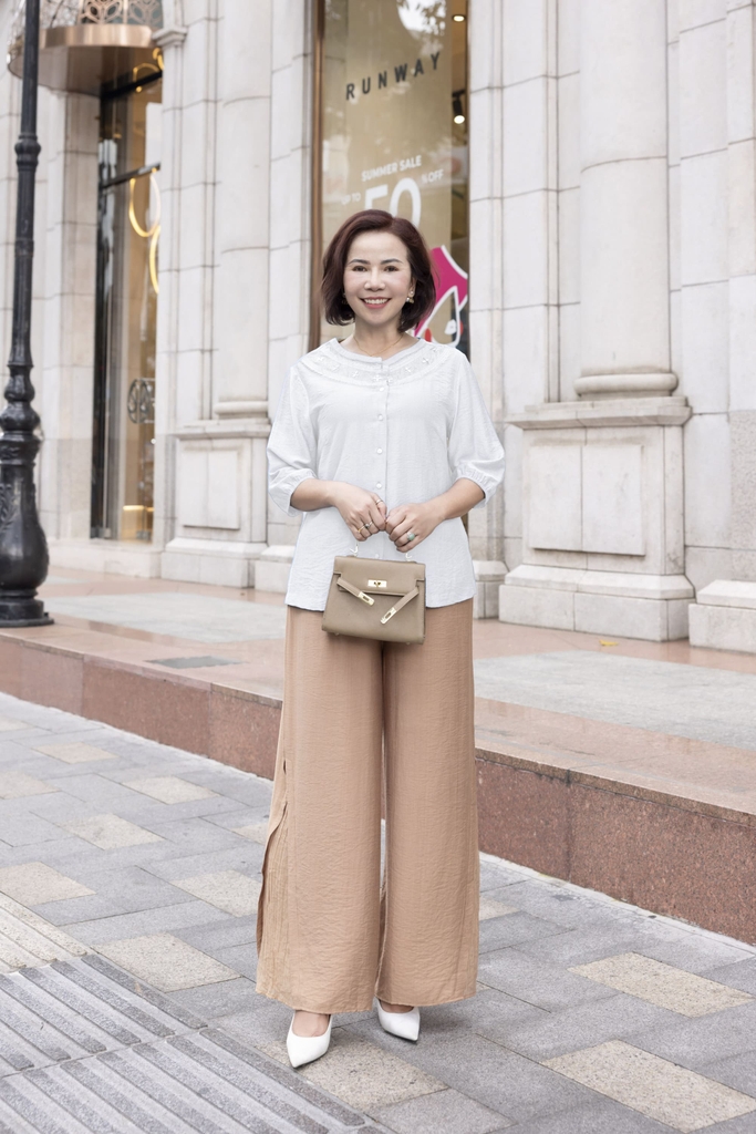 M COLLECTION | Áo Kiểu Nữ Trung Niên Tặng Mẹ Lụa Hàn Thêu Hoa Ren Cài Nút Tay Bo Chun Bí Lỡ A12701LW01