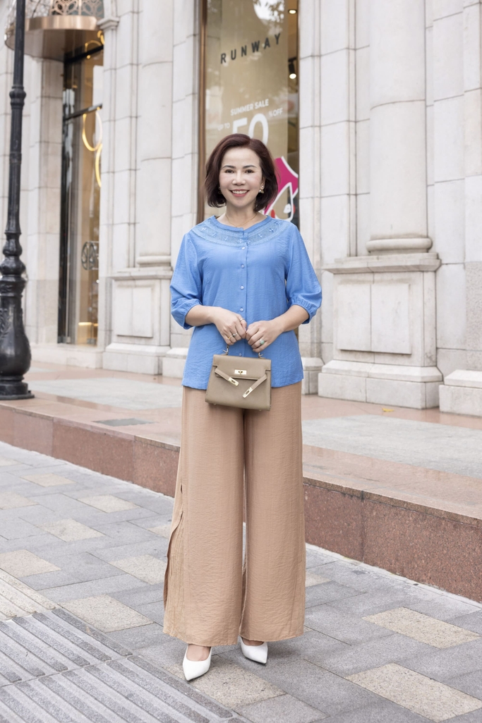 M COLLECTION | Áo Kiểu Nữ Trung Niên Tặng Mẹ Lụa Hàn Thêu Hoa Ren Cài Nút Tay Bo Chun Bí Lỡ A12701LW01