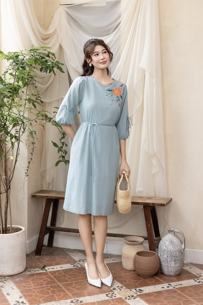Swanlake | Váy Đầm Phom A Tay Lỡ Chất liệu Linen Thêu Hoa Phần Ngực Trái - D12369LW01