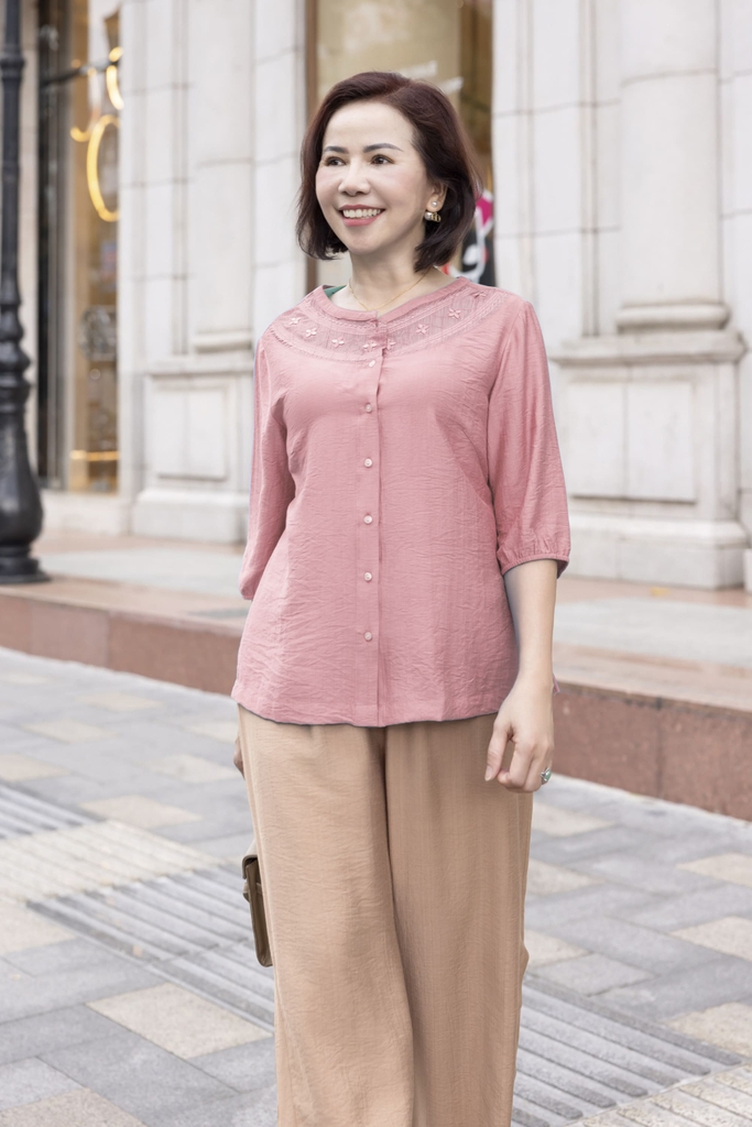M COLLECTION | Áo Kiểu Nữ Trung Niên Tặng Mẹ Lụa Hàn Thêu Hoa Ren Cài Nút Tay Bo Chun Bí Lỡ A12701LW01