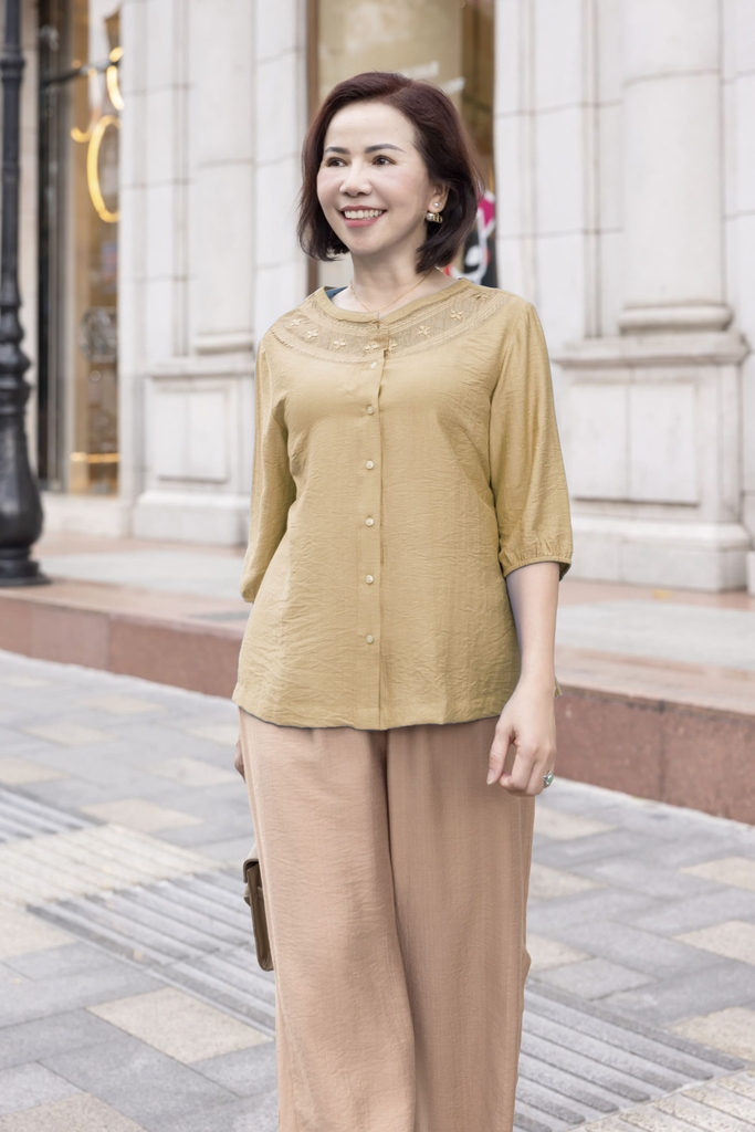 M COLLECTION | Áo Kiểu Nữ Trung Niên Tặng Mẹ Lụa Hàn Thêu Hoa Ren Cài Nút Tay Bo Chun Bí Lỡ A12701LW01