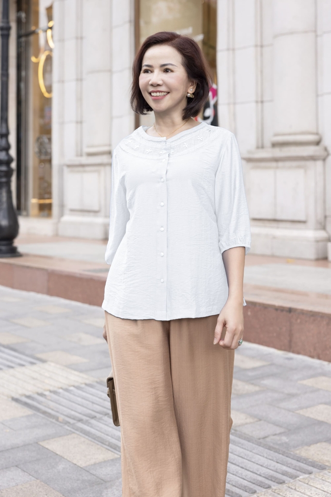 M COLLECTION | Áo Kiểu Nữ Trung Niên Tặng Mẹ Lụa Hàn Thêu Hoa Ren Cài Nút Tay Bo Chun Bí Lỡ A12701LW01