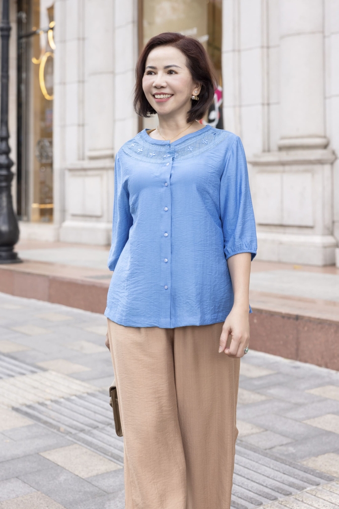 M COLLECTION | Áo Kiểu Nữ Trung Niên Tặng Mẹ Lụa Hàn Thêu Hoa Ren Cài Nút Tay Bo Chun Bí Lỡ A12701LW01