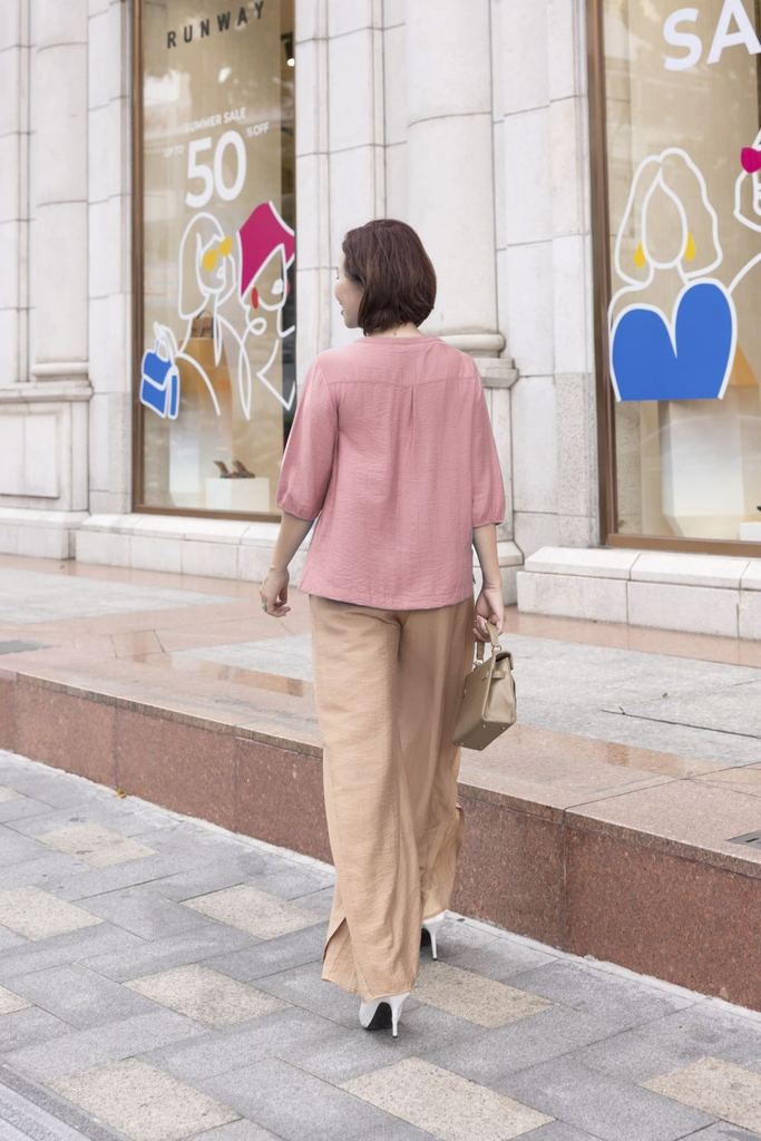 M COLLECTION | Áo Kiểu Nữ Trung Niên Tặng Mẹ Lụa Hàn Thêu Hoa Ren Cài Nút Tay Bo Chun Bí Lỡ A12701LW01