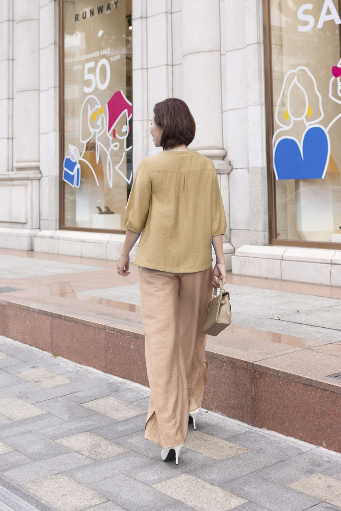 M COLLECTION | Áo Kiểu Nữ Trung Niên Tặng Mẹ Lụa Hàn Thêu Hoa Ren Cài Nút Tay Bo Chun Bí Lỡ A12701LW01