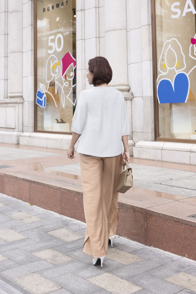 M COLLECTION | Áo Kiểu Nữ Trung Niên Tặng Mẹ Lụa Hàn Thêu Hoa Ren Cài Nút Tay Bo Chun Bí Lỡ A12701LW01