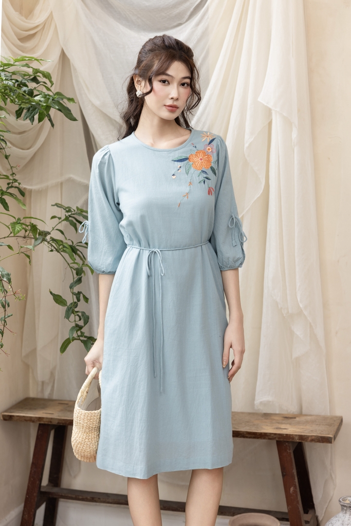 Swanlake | Váy Đầm Phom A Tay Lỡ Chất liệu Linen Thêu Hoa Phần Ngực Trái - D12369LW01