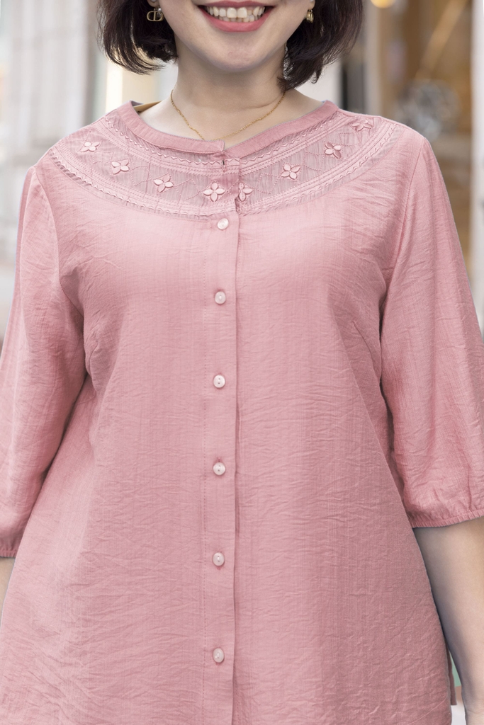 M COLLECTION | Áo Kiểu Nữ Trung Niên Tặng Mẹ Lụa Hàn Thêu Hoa Ren Cài Nút Tay Bo Chun Bí Lỡ A12701LW01