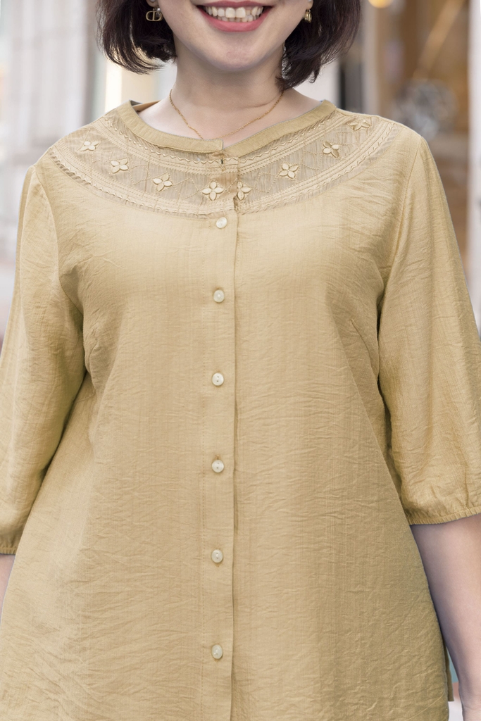 M COLLECTION | Áo Kiểu Nữ Trung Niên Tặng Mẹ Lụa Hàn Thêu Hoa Ren Cài Nút Tay Bo Chun Bí Lỡ A12701LW01