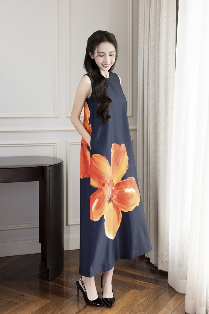 SWANLAKE | Váy Đầm Nữ Maxi Suông Sát Nách Cổ Tròn Chất Lụa Dày In Hoạ Tiết Hoa Đi Tiệc - D12095LW11