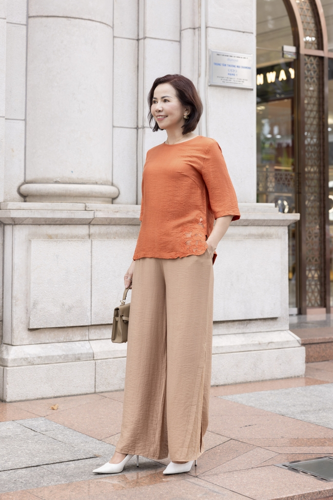 M COLLECTION | Áo Kiểu Nữ Trung Niên Tặng Mẹ Lụa Hàn Thêu Hoa Ren Lưới Cổ Tròn Tay Lỡ Xẻ Tà A12539LW01