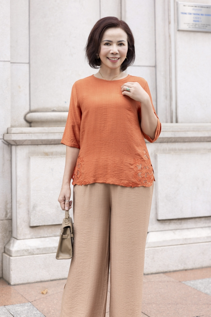 M COLLECTION | Áo Kiểu Nữ Trung Niên Tặng Mẹ Lụa Hàn Thêu Hoa Ren Lưới Cổ Tròn Tay Lỡ Xẻ Tà A12539LW01