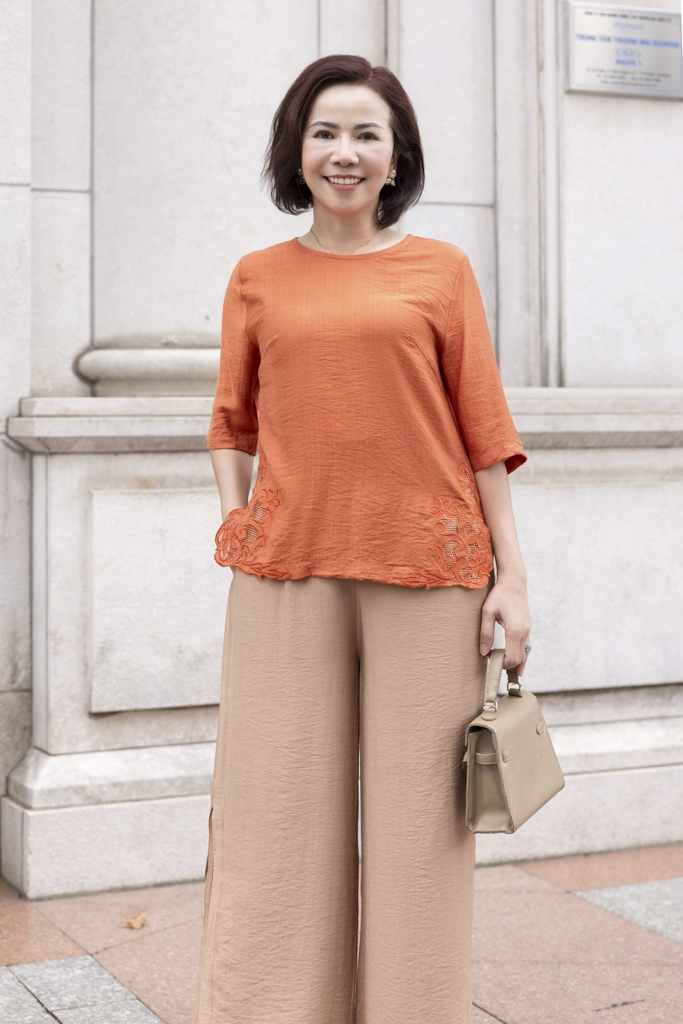 M COLLECTION | Áo Kiểu Nữ Trung Niên Tặng Mẹ Lụa Hàn Thêu Hoa Ren Lưới Cổ Tròn Tay Lỡ Xẻ Tà A12539LW01