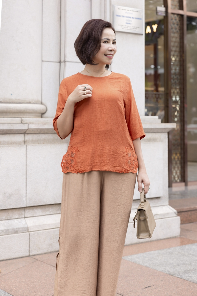 M COLLECTION | Áo Kiểu Nữ Trung Niên Tặng Mẹ Lụa Hàn Thêu Hoa Ren Lưới Cổ Tròn Tay Lỡ Xẻ Tà A12539LW01