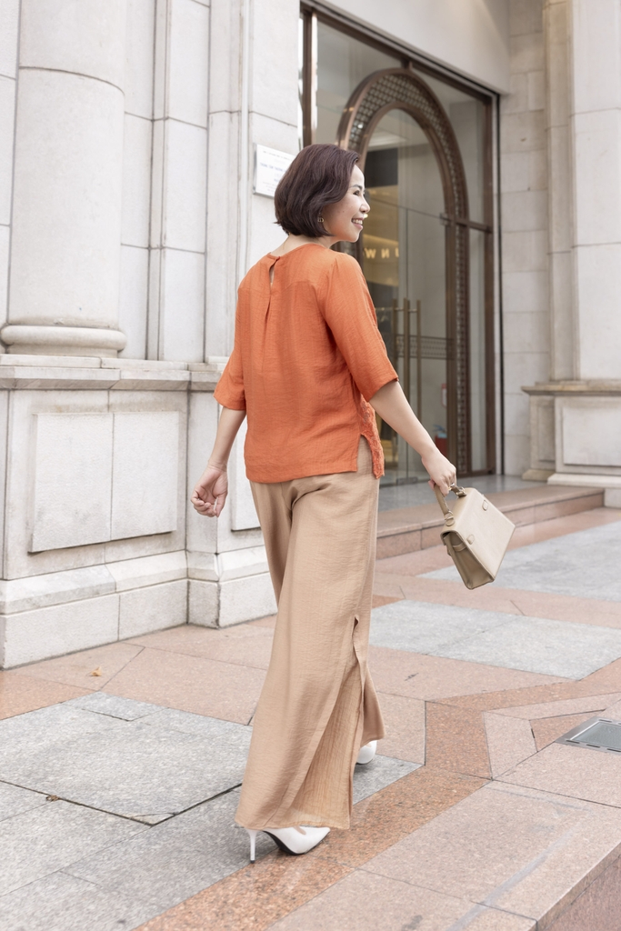 M COLLECTION | Áo Kiểu Nữ Trung Niên Tặng Mẹ Lụa Hàn Thêu Hoa Ren Lưới Cổ Tròn Tay Lỡ Xẻ Tà A12539LW01