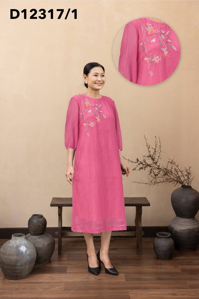 M COLLECTION | Váy Đầm Nữ Trung Niên Tặng Mẹ, Bà Suông Tơ 2 Lớp Thêu Hoa Hè Tay Lỡ Bo Chun D12317LW01