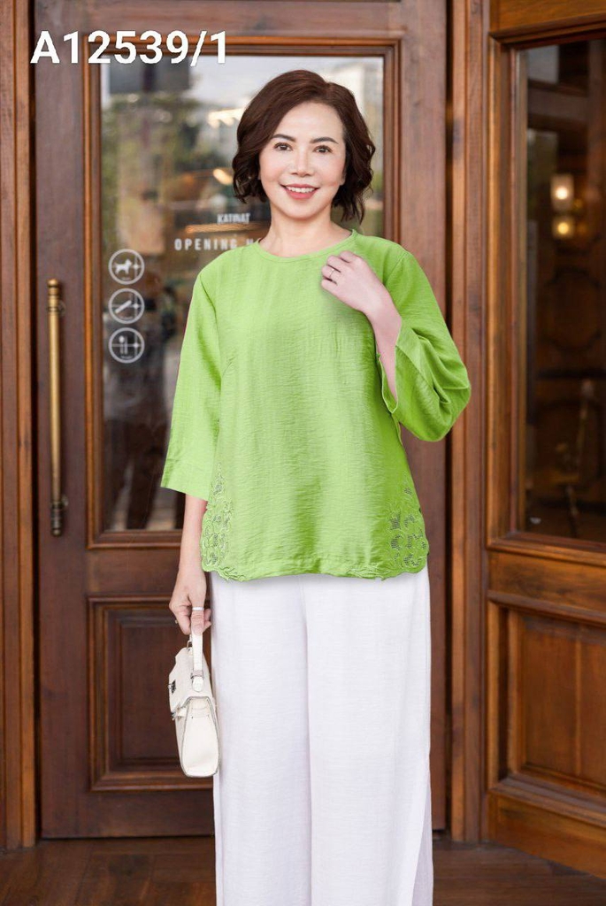 M COLLECTION | Áo Kiểu Nữ Trung Niên Tặng Mẹ Lụa Hàn Thêu Hoa Ren Lưới Cổ Tròn Tay Lỡ Xẻ Tà A12539LW01